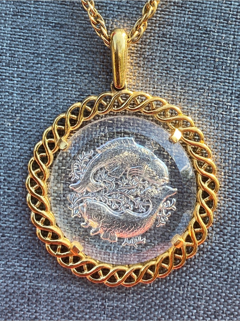 VTG TRIFARI PISCES necklace,gold twist chain,round gold pendant/press glass fish